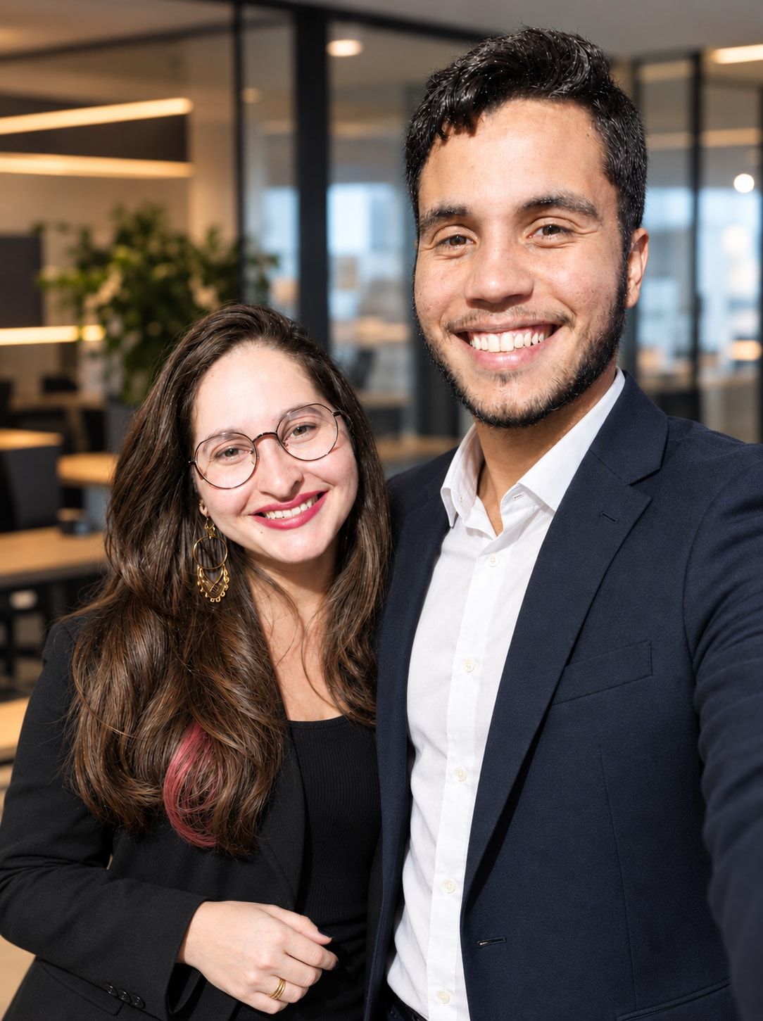 Vinicius e Mylena, fundadores da Myus Capta, no escritório